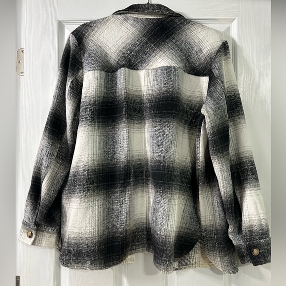 Umgee Shacket - Picture 2 of 3